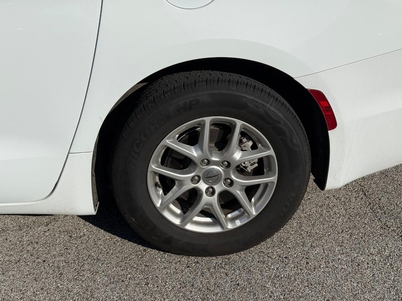 Chrysler Pacifica Vehicle Image 05