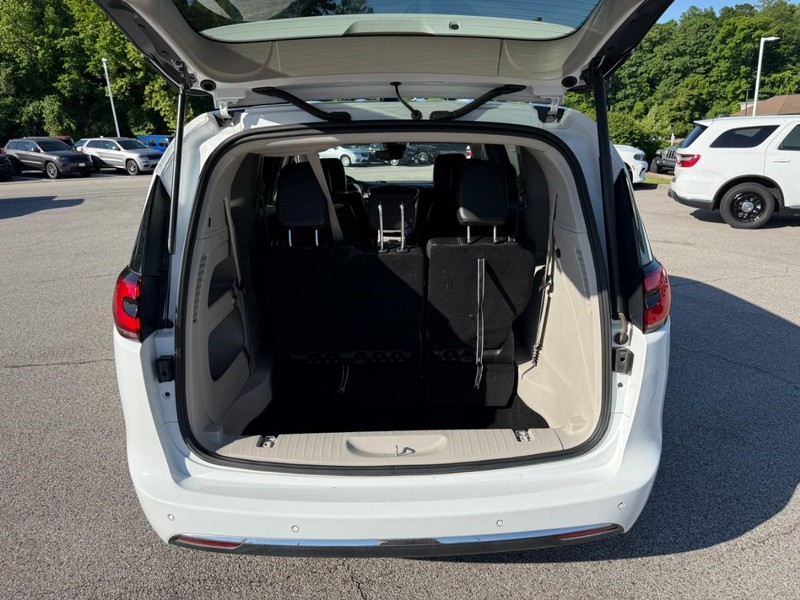 Chrysler Pacifica Vehicle Image 07