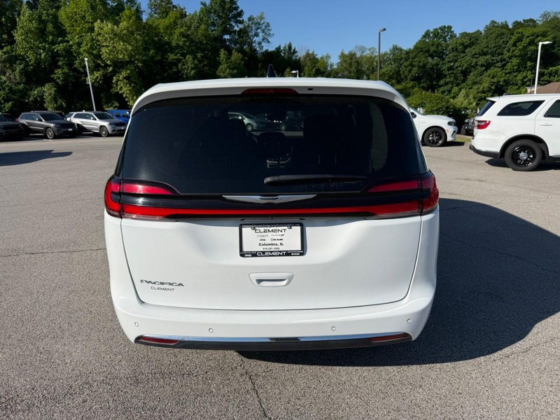 Chrysler Pacifica Vehicle Image 08