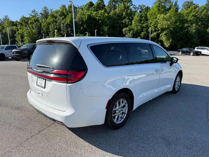Chrysler Pacifica Vehicle Image 09