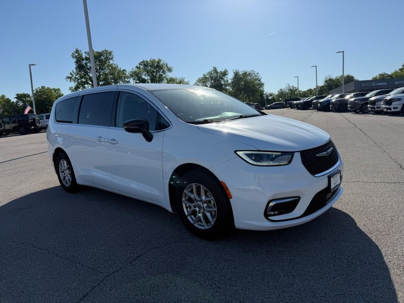 Chrysler Pacifica Vehicle Image 11