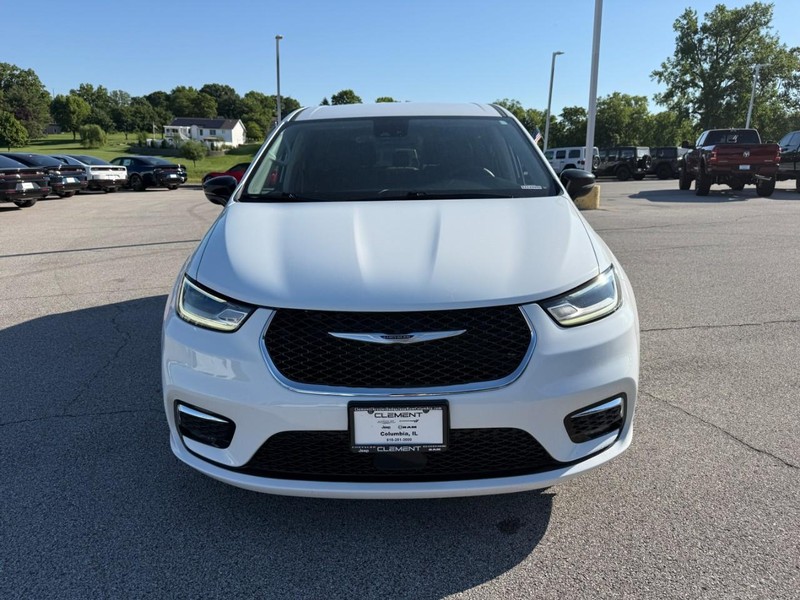 Chrysler Pacifica Vehicle Image 12