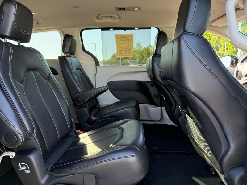 Chrysler Pacifica Vehicle Image 13