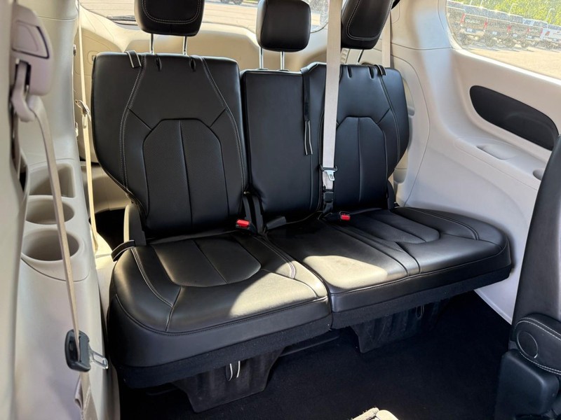 Chrysler Pacifica Vehicle Image 14