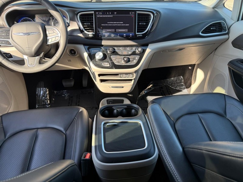 Chrysler Pacifica Vehicle Image 15