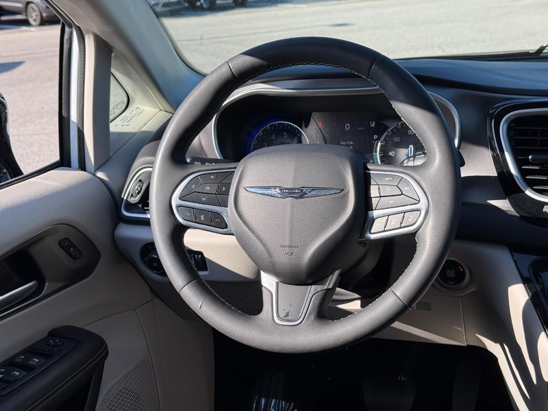 Chrysler Pacifica Vehicle Image 16