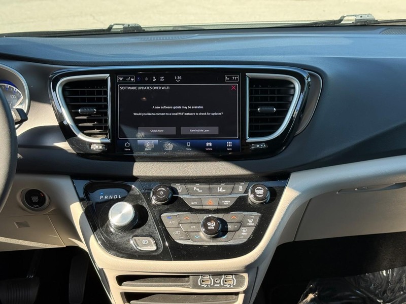 Chrysler Pacifica Vehicle Image 17