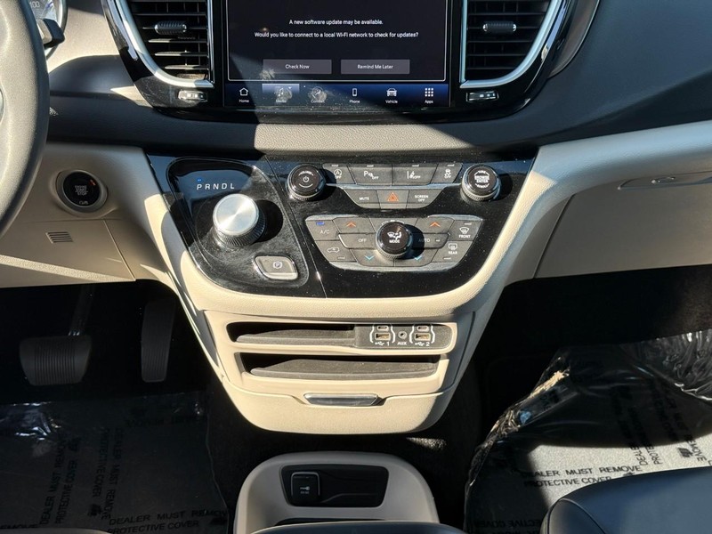 Chrysler Pacifica Vehicle Image 18
