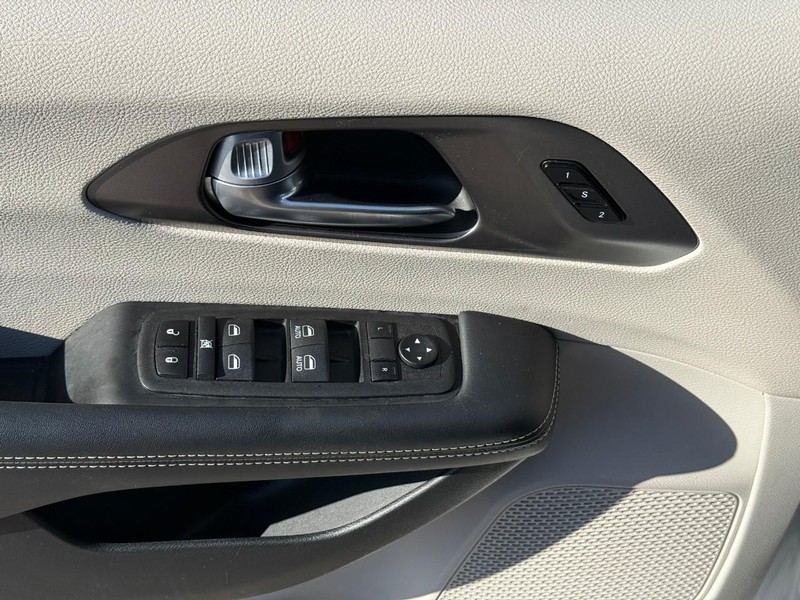 Chrysler Pacifica Vehicle Image 19
