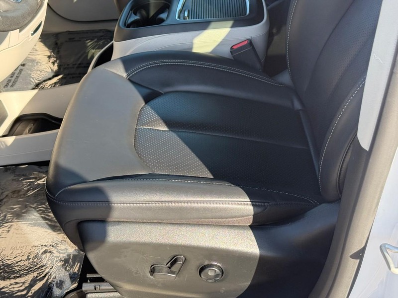 Chrysler Pacifica Vehicle Image 21