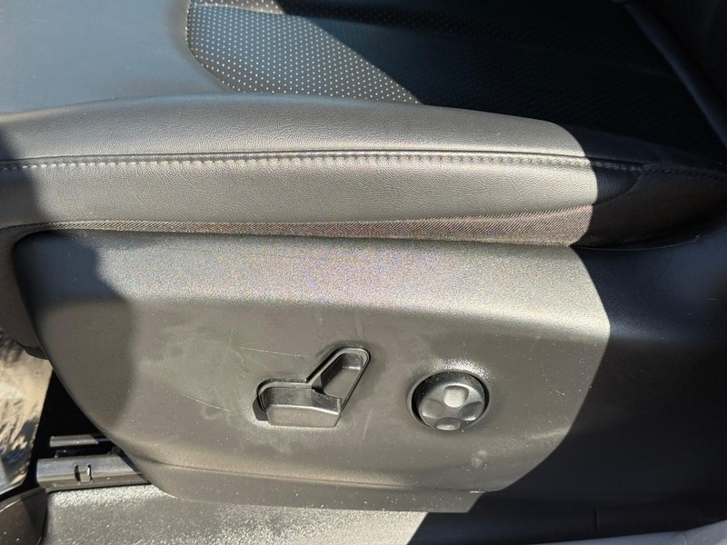 Chrysler Pacifica Vehicle Image 22