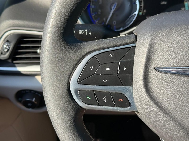 Chrysler Pacifica Vehicle Image 23