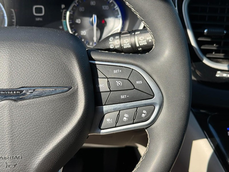 Chrysler Pacifica Vehicle Image 24