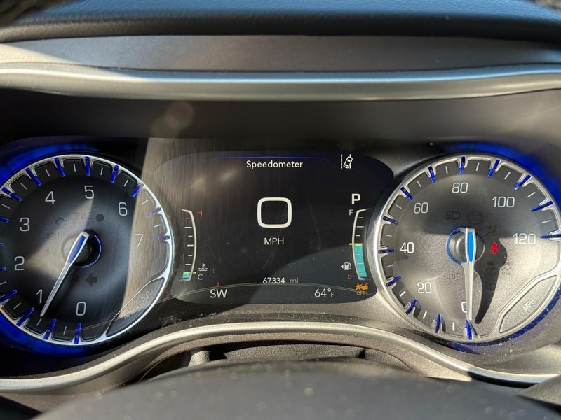 Chrysler Pacifica Vehicle Image 25