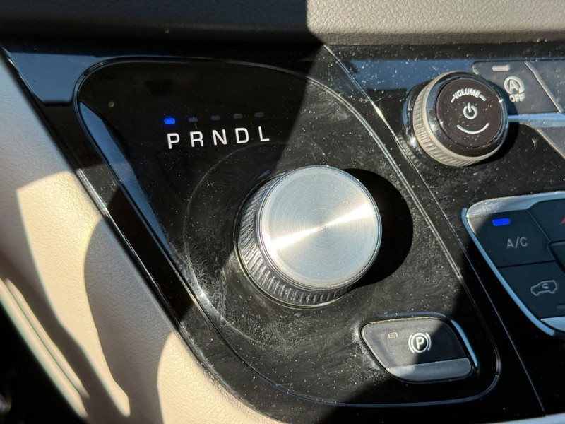 Chrysler Pacifica Vehicle Image 26