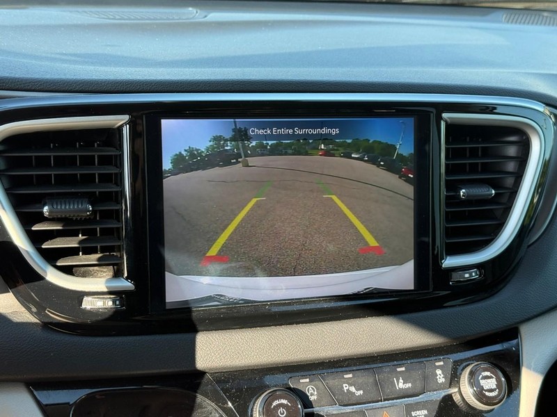 Chrysler Pacifica Vehicle Image 27