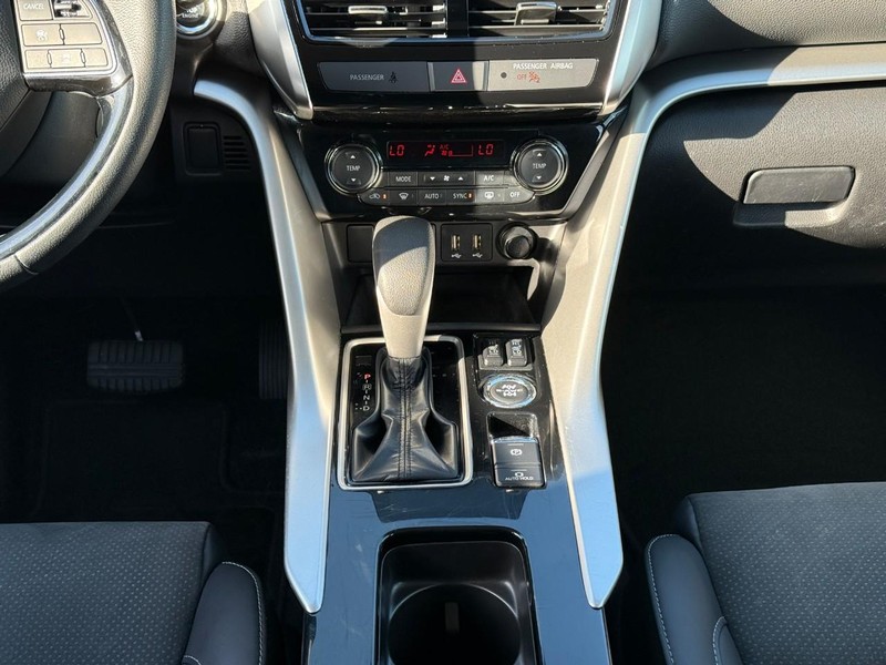 Mitsubishi Eclipse Cross Vehicle Full-screen Gallery Image 15