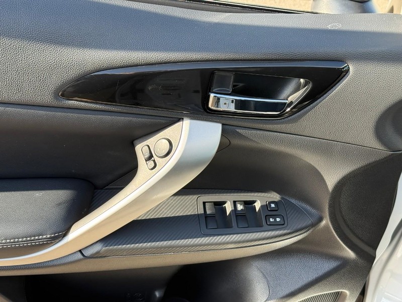 Mitsubishi Eclipse Cross Vehicle Full-screen Gallery Image 16