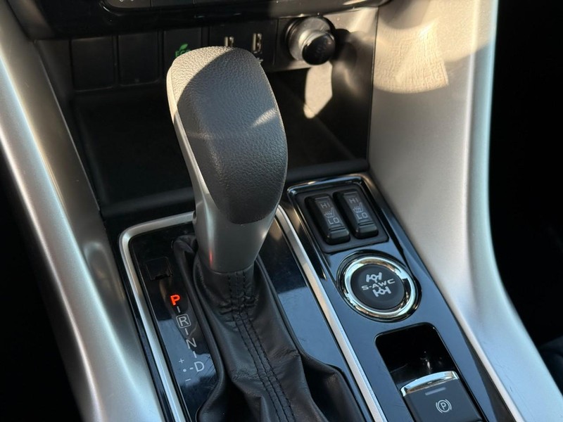 Mitsubishi Eclipse Cross Vehicle Full-screen Gallery Image 22