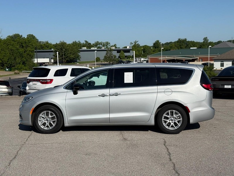 Chrysler Pacifica Vehicle Image 03