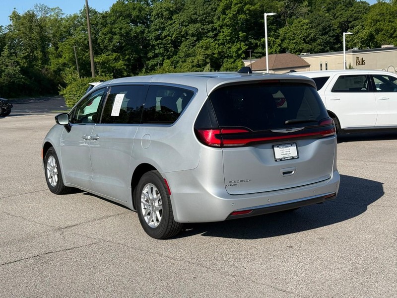 Chrysler Pacifica Vehicle Image 04