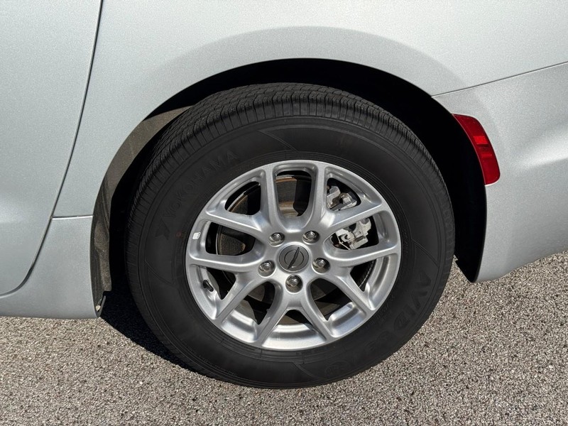 Chrysler Pacifica Vehicle Image 05