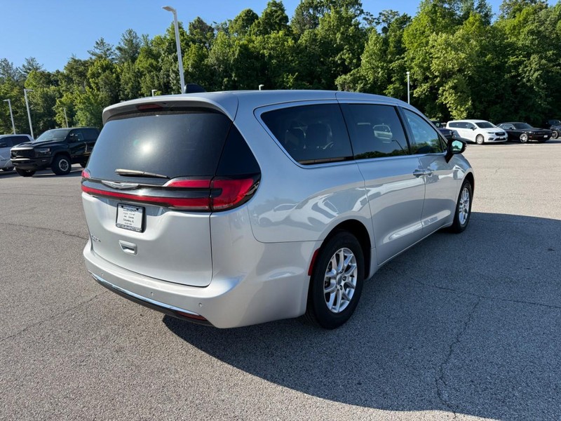 Chrysler Pacifica Vehicle Image 09