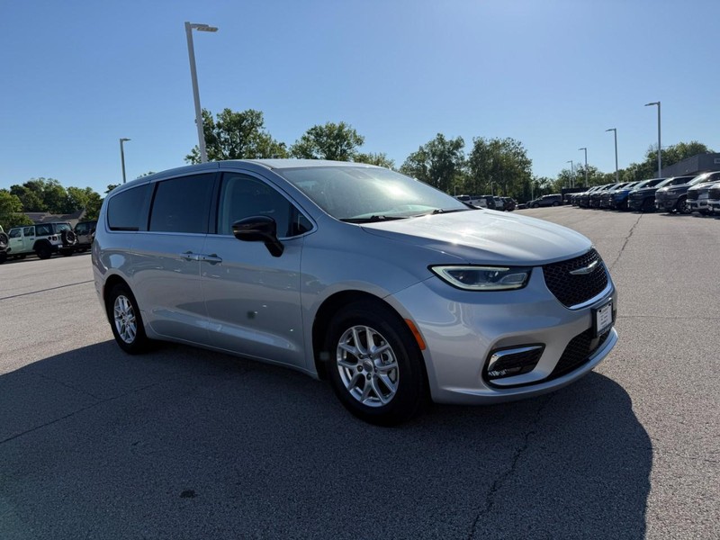 Chrysler Pacifica Vehicle Image 11