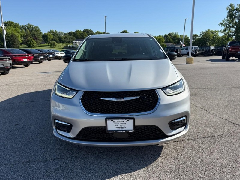 Chrysler Pacifica Vehicle Image 12