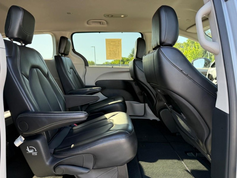 Chrysler Pacifica Vehicle Image 13