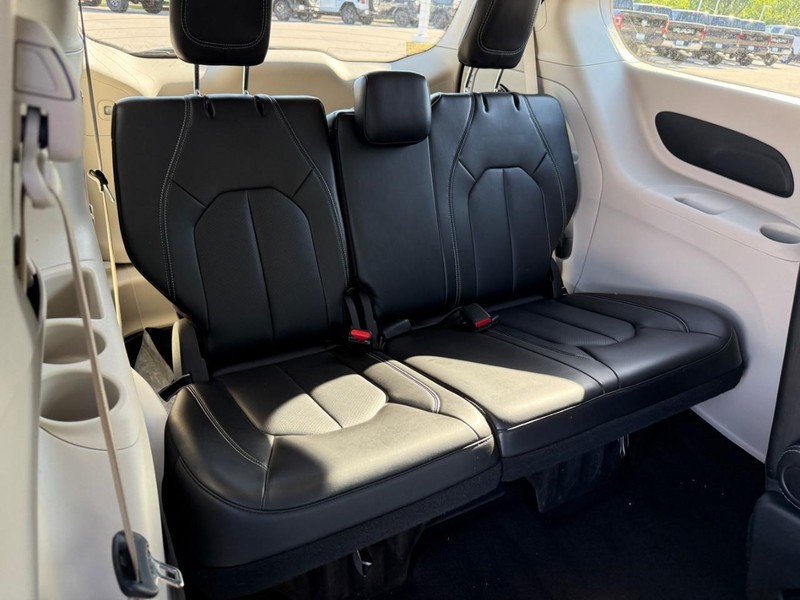 Chrysler Pacifica Vehicle Image 14