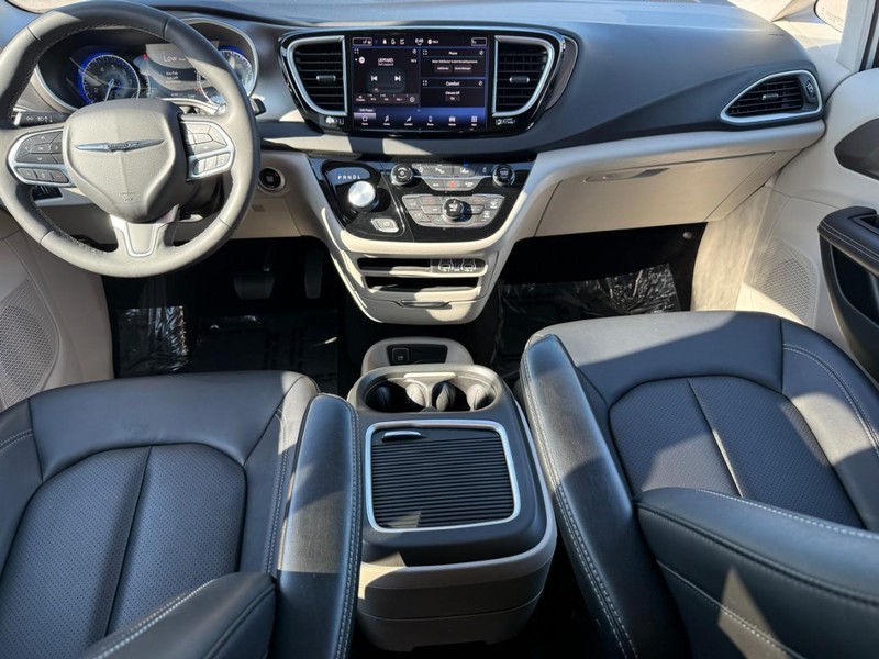 Chrysler Pacifica Vehicle Image 15