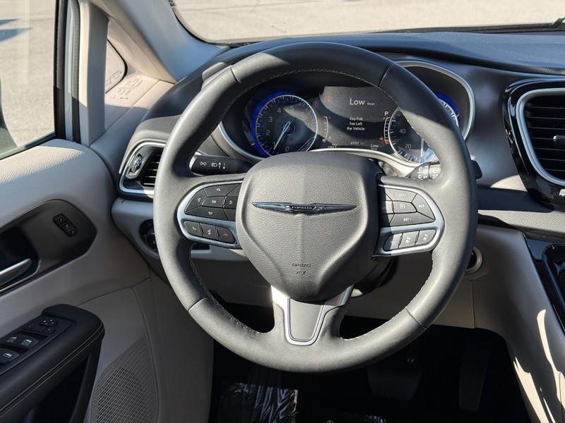 Chrysler Pacifica Vehicle Image 16