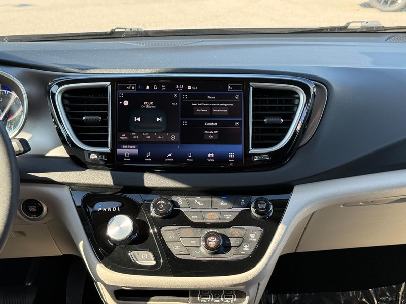 Chrysler Pacifica Vehicle Image 17