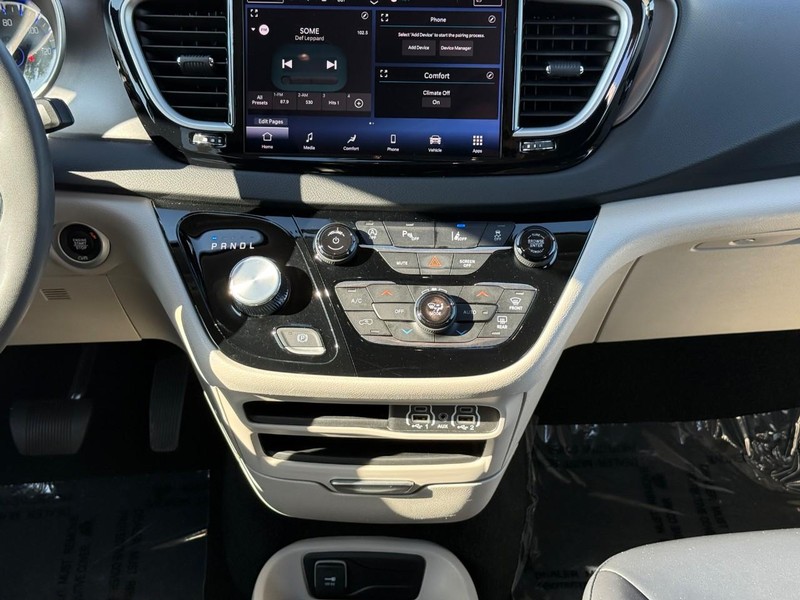 Chrysler Pacifica Vehicle Image 18