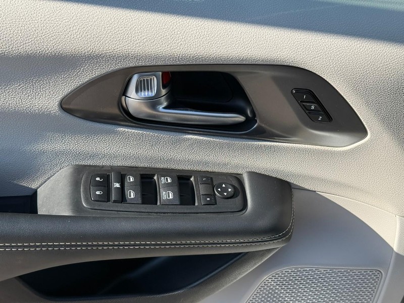Chrysler Pacifica Vehicle Image 19