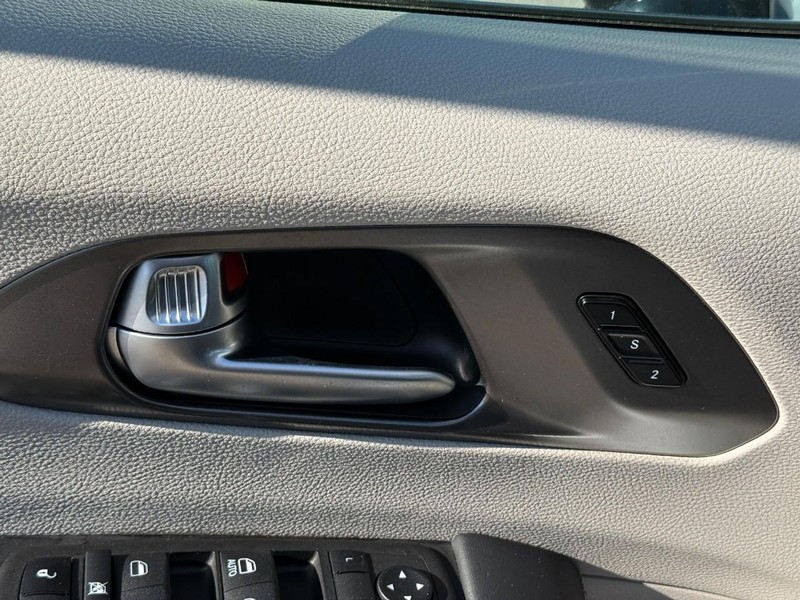Chrysler Pacifica Vehicle Image 20
