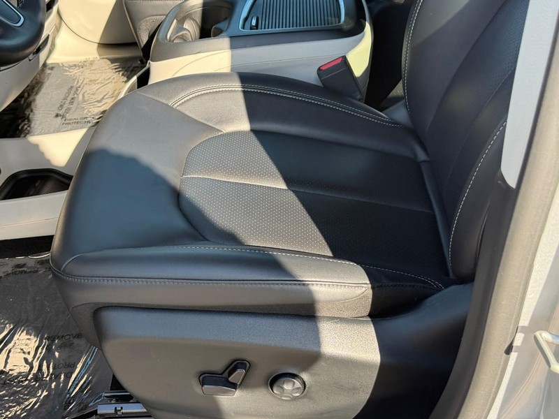 Chrysler Pacifica Vehicle Image 21