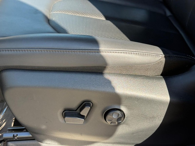 Chrysler Pacifica Vehicle Image 22