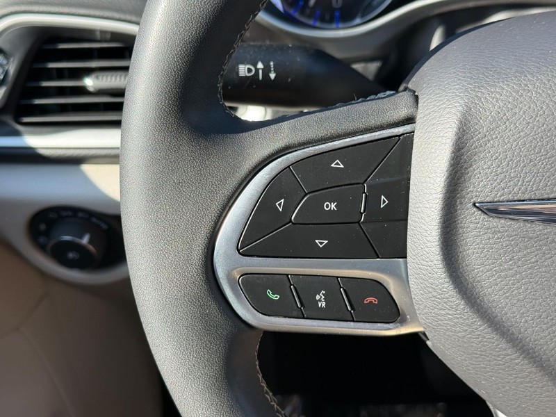 Chrysler Pacifica Vehicle Image 23