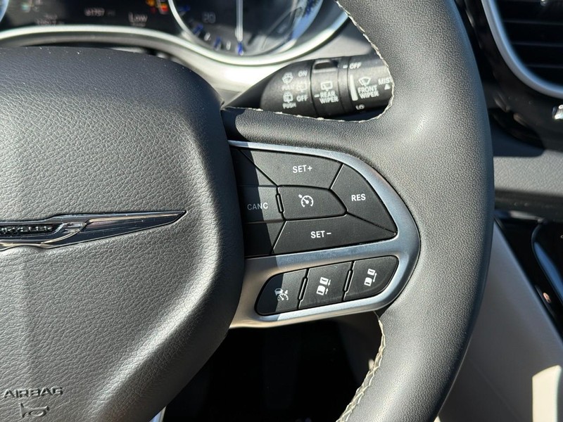 Chrysler Pacifica Vehicle Image 24