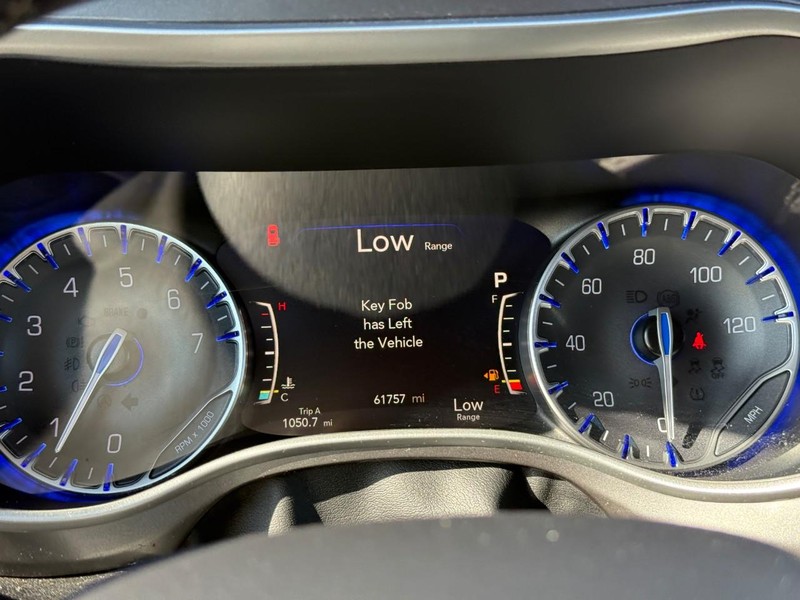 Chrysler Pacifica Vehicle Image 25