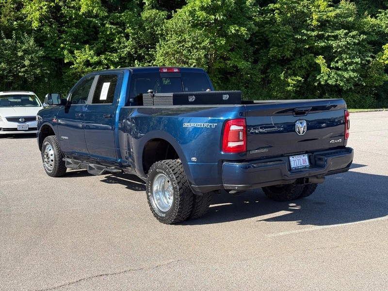 Ram 3500 Vehicle Full-screen Gallery Image 3