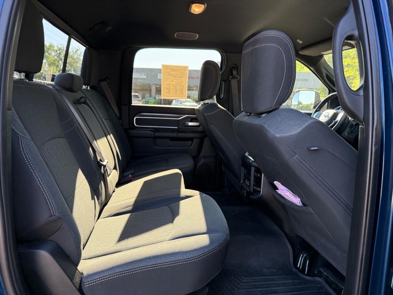 Ram 3500 Vehicle Full-screen Gallery Image 10