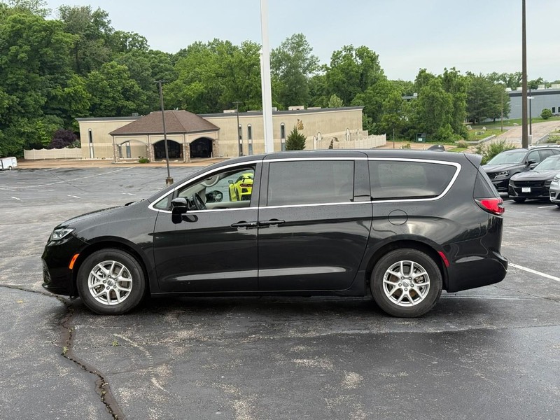Chrysler Pacifica Vehicle Image 03