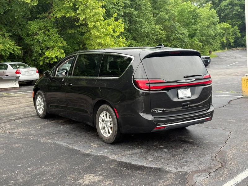 Chrysler Pacifica Vehicle Image 04