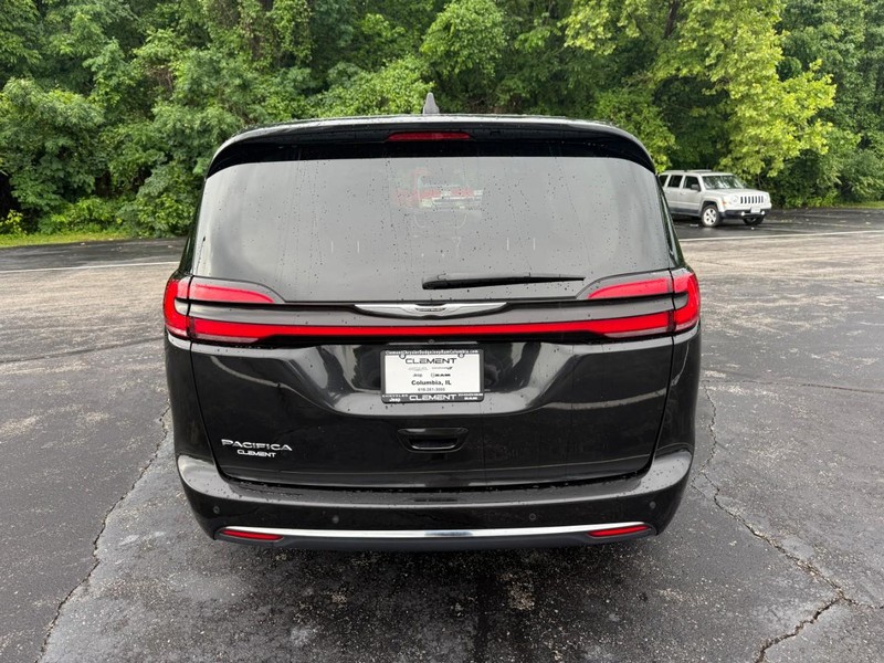 Chrysler Pacifica Vehicle Image 08