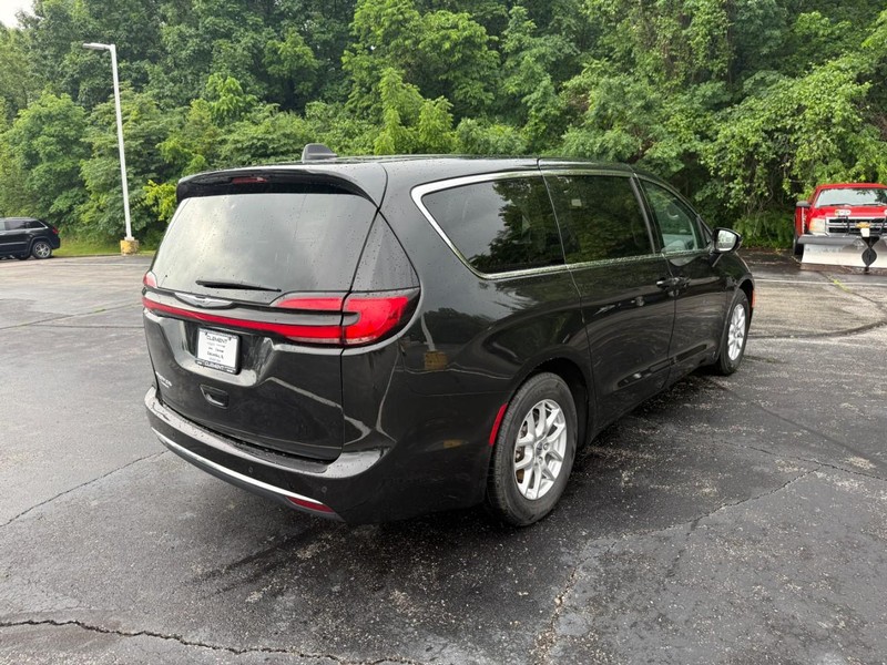 Chrysler Pacifica Vehicle Image 09