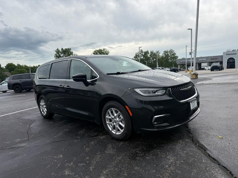 Chrysler Pacifica Vehicle Image 11