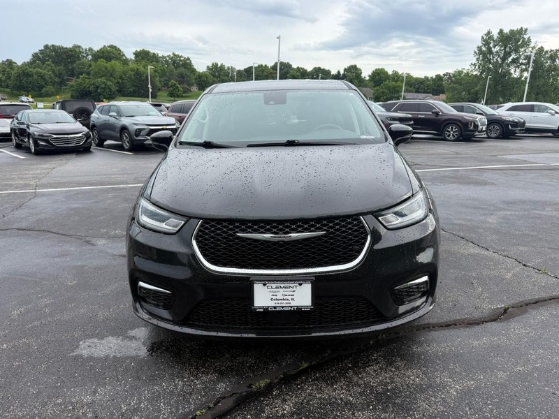 Chrysler Pacifica Vehicle Image 12